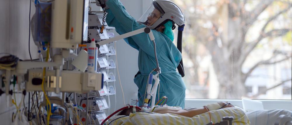  Ein Intensivpflegerin ist auf der Covid-19 Intensivstation im Universitätsklinikum Carl Gustav Carus Dresden mit der Versorgung einer Corona-Patientin, die an einen ECMO-Gerät angeschlossen ist, beschäftigt. 