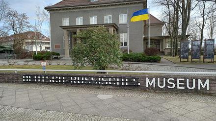 Das Deutsch-Russische Museum Karlshorst hat am Donnerstag lediglich die Ukraine-Flagge vor seinem Eingang gehisst.