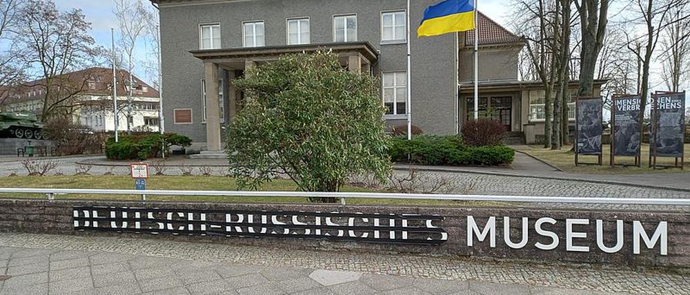 Das Deutsch-Russische Museum Karlshorst hat am Donnerstag lediglich die Ukraine-Flagge vor seinem Eingang gehisst.