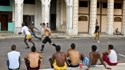  Havanna. Fußballspiel im Stadtzentrum.