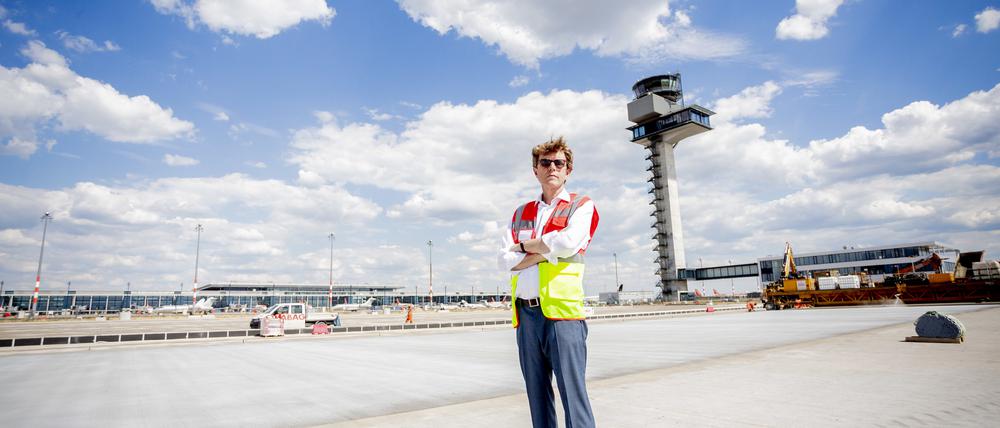 Endlich fertig. Der Flughafenchef vor seinem Werk. Foto: Christoph Soeder/dpa