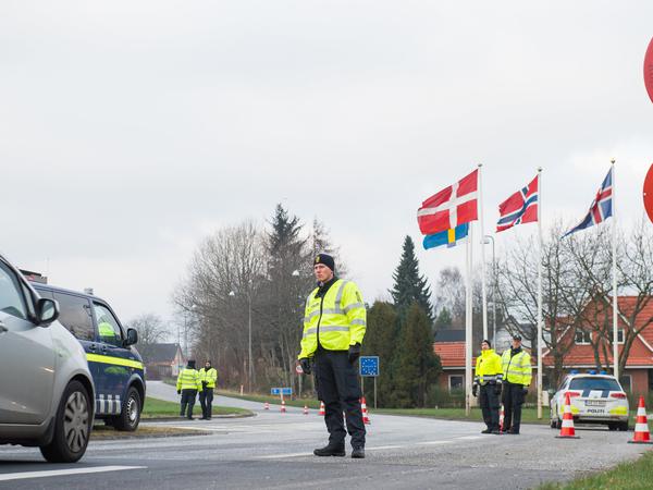 Dänische Polizisten kontrollieren den deutsch-dänischen Grenzübergang Harrislee. 