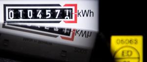Ein Stromzähler zeigt in einem Mietshaus die verbrauchten Kilowattstunden an.