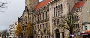 Im Rathaus Charlottenburg stimmte die BVV Charlottenburg-Wilmersdorf über einen Abwahlantrag gegen den Jugendstadtrat ab.