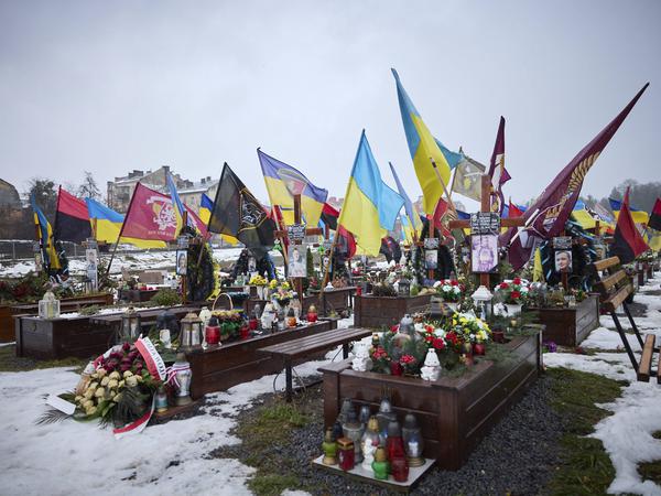 Ein Soldatenfriedhof im ukrainischen Lwiw.