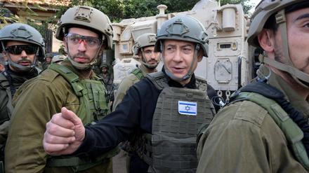 Premier Benjamin Netanjahu bei einem Truppenbesuch im Dezember 2023.