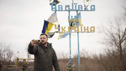 Der ukrainische Präsident Wolodymyr Selenskyj besucht kurz vor Silvester die Frontstadt Awdijiwka.