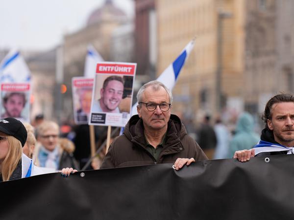Volker Beck, Vorsitzender der Deutsch-Israelischen Gesellschaft, nimmt an dem Demonstrationszug durch Berlin teil.