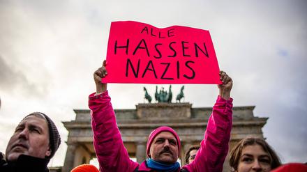 Demonstranten mit Schildern bei einer Demonstration gegen rechts auf dem Pariser Platz am Brandenburger Tor am 14. Januar 2024 in Berlin.