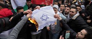 Bilder, die es schon 2017 in Berlin gab. Pro-Palästinensische Demonstranten verbrennen eine selbstgemalte Israel-Fahne. 