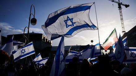 Viele Fahnen Israels sind während einer Demonstration gegen Antisemitismus in Berlin zu sehen.