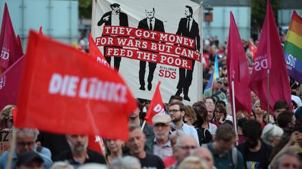 Zahlreiche Menschen nehmen an einer linken Demonstration gegen die Energie- und Sozialpolitik der Bundesregierung in Leipzig teil.