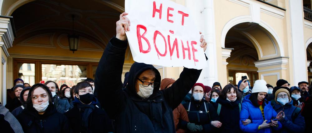 Russischer Protest gegen den Angriff auf die Ukraine am 27. Februar im Zentrum von St. Petersburg.