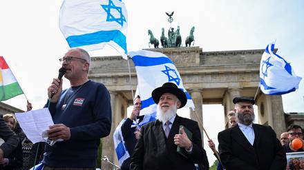 Volker Beck, the head of the German-Israeli Society, speaks as people gather for a rally in solidarity with Israel, after Iran launched drones and missiles towards Israel, in front of the Brandenburg Gate, in Berlin, Germany, April 14, 2024. REUTERS/Annegret Hilse