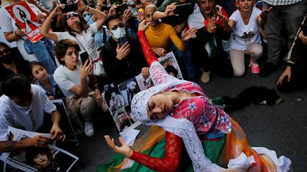 An Iranian woman living in Turkey dances during a protest following the death of Mahsa Amini, near the Iranian consulate in Istanbul, Turkey October 4, 2022. REUTERS/Dilara Senkaya