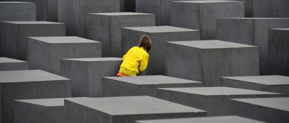 Denkmal für die ermordeten Juden Europas, Kind spielt Verstecken am Holocaust-Mahnmal von Architekt Peter Eisenman, Friedrichstadt, Berlin, Berlin, Deutschland, Europa