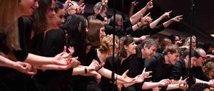 Der Chor und Solisten der “ORSO – Orchestra & Choral Society Berlin” in der Berliner Philharmonie.