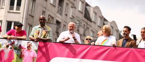 Kultursenator Joe Chialo und der Regierende Bürgermeister Kai Wegner beim Christopher Street Day  in Berlin