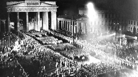 Stundenlang marschierten NS-Kohorten am Abend des 30. Januar 1933 durchs Brandenburger Tor. Die meisten Aufnahmen, die den Triumphmarsch der Nazis zeigen, sind allerdings nachträgliche Propagandainszenierungen. 