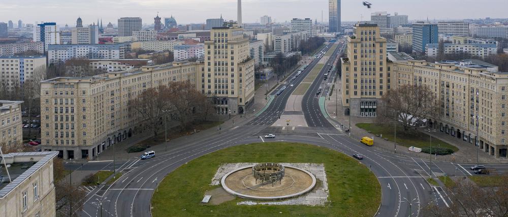 Der Strausberger Platz in Berlin-Friedrichshain soll für Autofahrer, Radfahrer und Fußgänger sicherer werden.