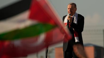 Recep Tayyip Erdogan, Präsident der Türkei, spricht zu den Teilnehmern einer Solidaritätskundgebung für die Palästinenser.