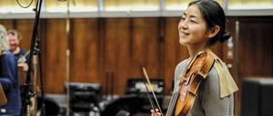 Die Barockgeigerin Mayumi Hirasaki bei ihrem Antrittskonzert als Konzertmeisterin bei der Akademie für Alte Musik im Berliner Konzerthaus, 17. Januar 2024.