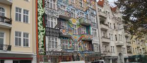 Die Zwangs-Übermalung der Street-Art am Hostel „Happy Go Lucky“ in Charlottenburg wird mit Gerüsten vorbereitet.