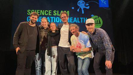 Sie standen am Berliner Science Slam 2023 im Heimathafen auf der Bühne: (von links) Julio Brandl, Niklas Blöbaum, Lisa Mindthoff, Moderator Rainer Holl, Jens Rudat, Marco Gustav.
