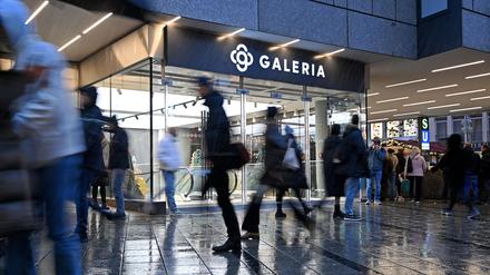 Die Warenhauskette Galeria Karstadt Kaufhof hat zum dritten Mal einen Insolvenzantrag gestellt.