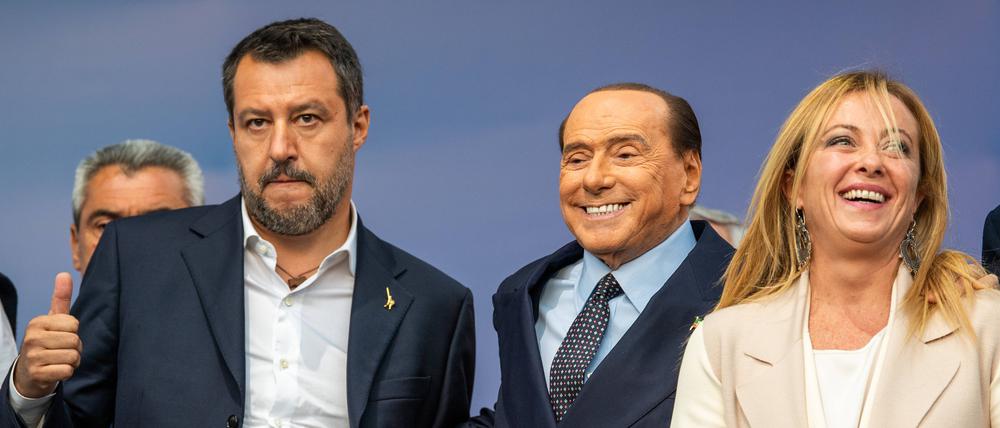 Kein Bild aus glücklichen Tagen: Die Risse im Rechtsbündnis sind schon länger deutlich geworden. Zwischen Giorgia Meloni und ihren Partnern Silvio Berlusconi und Matteo Salvini (links, hier auf einer Wahlkampfveranstaltung letzte Woche) knirscht es politisch wie persönlich.