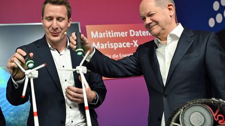 Bundeskanzler Olaf Scholz (SPD, r.), und Jann Wendt, Geschäftsführer der north.io GmbH, stehen nebeneinander beim Exponatenrundgang beim Digital-Gipfel 2023. 