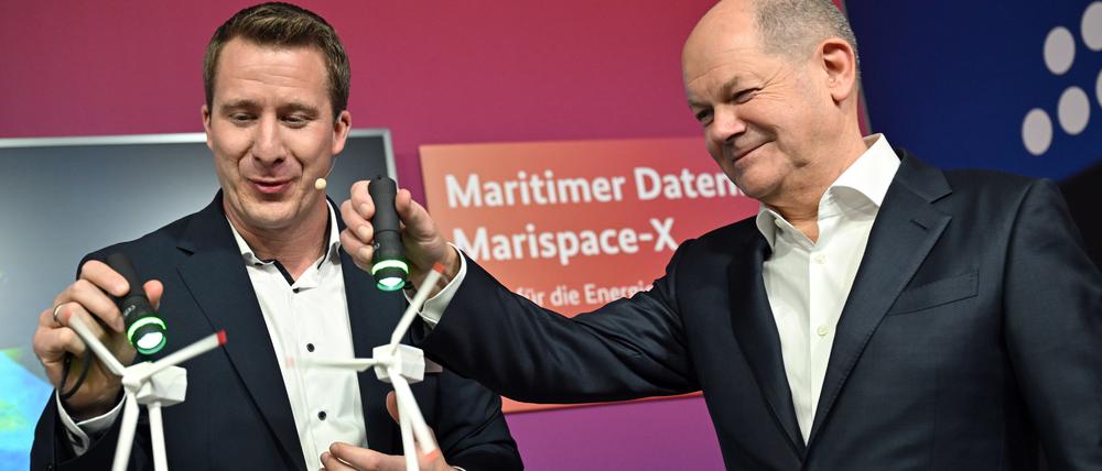 Bundeskanzler Olaf Scholz (SPD, r.), und Jann Wendt, Geschäftsführer der north.io GmbH, stehen nebeneinander beim Exponatenrundgang beim Digital-Gipfel 2023. 