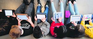 Schüler einer 7. Klasse lernen mit iPads im Mathematik-Unterricht.