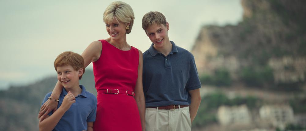 Es muss nicht immer Drama sein. Lady Di (Elizabeth Debicki) mit ihren Söhnen Harry (Fflyn Edwars, links) und William (Rufus Kampa).