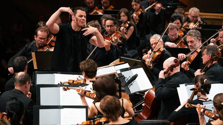 Teodor Currentzis und das SWR-Symphonieorchester bei der Uraufführung von „Mahler Unfinished“ in Stuttgart.