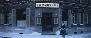 Deutsche Serie made in Poland: Katharina Stark als Eva Bruhns in einer Szene der ersten Folge der Disney+-Serie „Deutsches Haus“. 