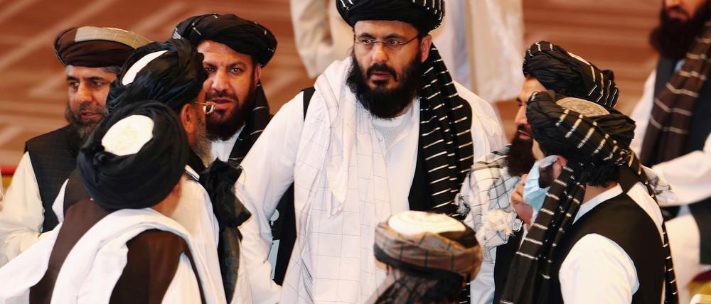 FILE PHOTO: Taliban delegates speak during talks between the Afghan government and Taliban insurgents in Doha, Qatar September 12, 2020. REUTERS/Ibraheem al Omari/File Photo