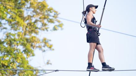 Ganz schön hoch: Lisa Klein läuft mit einer Balancierstange über ein Drahtseil.