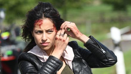 Die Schauspielerin Gizem Emre bei Dreharbeiten zur RTL Krimiserie „Alarm für Cobra 11“.