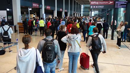 Beim Check-In mussten sich die Fluggäste am BER zum Teil auf Wartezeiten einstellen  – viele Schalter blieben am Donnerstag unbesetzt.
