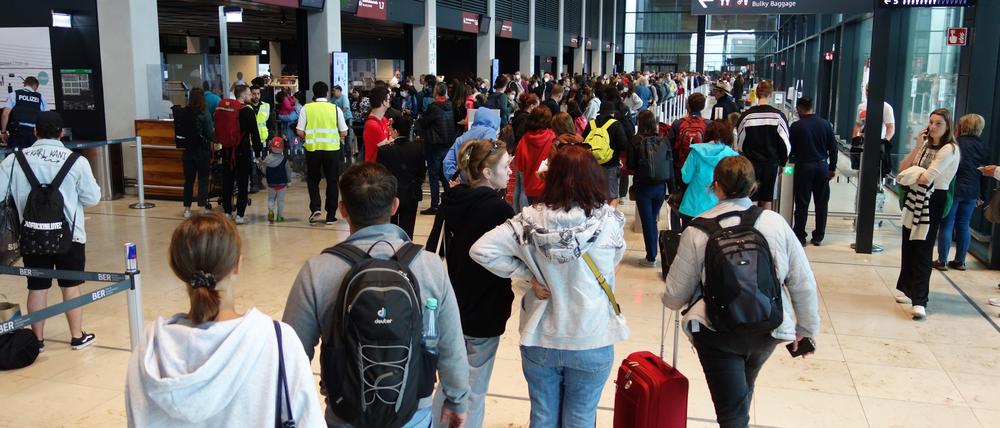 Beim Check-In mussten sich die Fluggäste am BER zum Teil auf Wartezeiten einstellen  – viele Schalter blieben am Donnerstag unbesetzt.