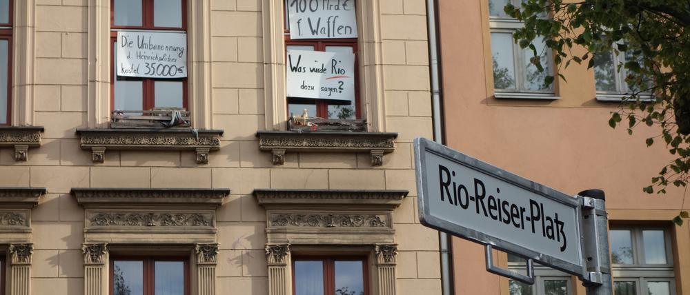 Mit der Umbenennung des Heinrichplatzes an der Kreuzberger Oranienstraße wurden auch neue Schilder mit der Aufschrift „Rio-Reiser-Platz“ installiert. 