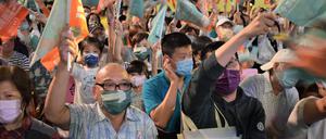 Anhänger der linksliberalen DPP, die seit 2016 mit Tsai Ing-wen die Präsidentin stellt, vor deren Wahlkampfrede in Taipeh.