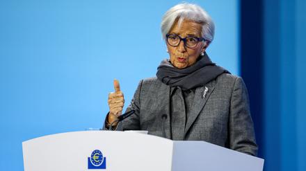 In ihrer letzten Ratssitzung im Dezember gab die EZB, um Präsidentin Christine Lagarde, bekannt, die Zinsen auf ihrem aktuellen Niveau von 4,5 Prozent zu belassen. 