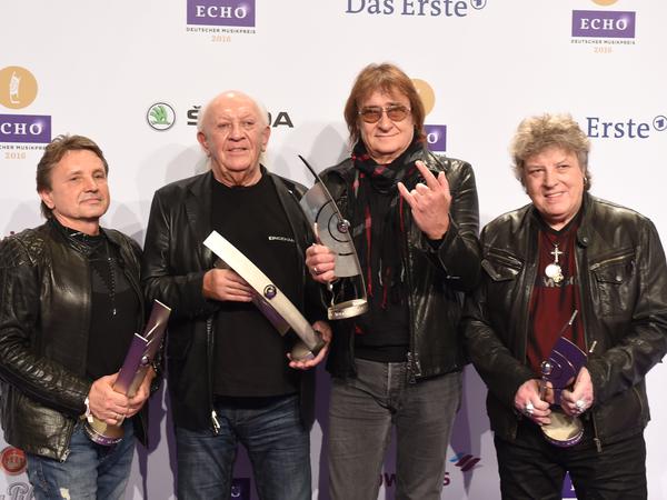 Die Puhdys mit dem Sänger Dieter Birr (2.v.r.) freuen sich 2016 in Berlin nach der 25. Verleihung des Deutschen Musikpreises Echo über die Auszeichnung in der Kategorie „Lebenswerk“.