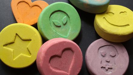 Kurzes Glück in allen Farben. Auswahl von Ecstasy-Tabletten.