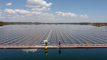 Mit ihren vier Hektar ist die schwimmende Solaranlage etwas größer als fünf Fußballfelder.