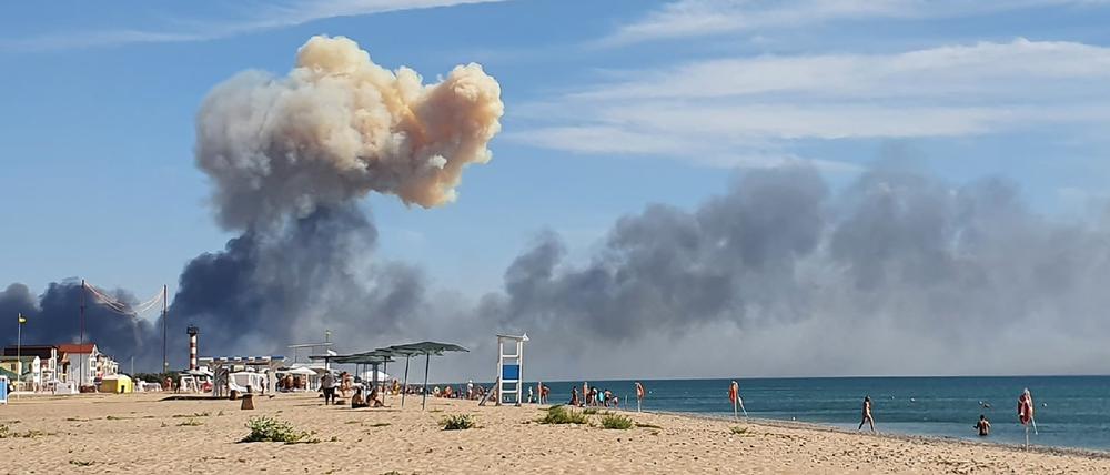 August 2022: Am Strand von Saky auf der von Russland im Jahr 2014 annektierten ukrainischen Halbinsel Krim. 