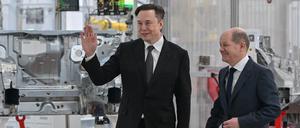 Elon Musk und Kanzler Olaf Scholz bei der Eröffnung der Tesla-Fabrik im brandenburgischen Grünheide vor einem Jahr.