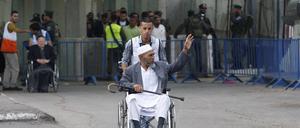 Ein Rollstuhlfahrer darf einen israelischen Checkpoint bei Bethlehem passieren.  Vielen chronisch Kranken wird derzeit der Zugang zu medizinischer Behandlung in Israel verwehrt. 